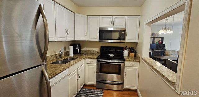 950 E. Rue De La Banque, Creve Coeur, MO 63141