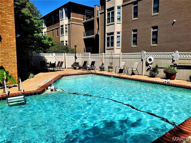 950 E. Rue De La Banque, Creve Coeur, MO 63141