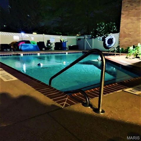950 E. Rue De La Banque, Creve Coeur, MO 63141