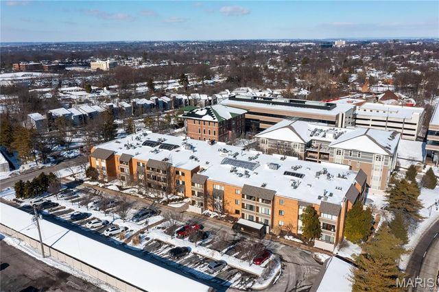 950 E. Rue De La Banque, Creve Coeur, MO 63141