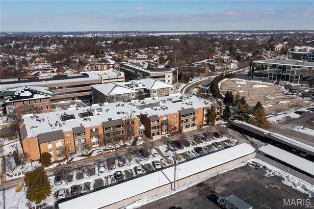 950 E. Rue De La Banque, Creve Coeur, MO 63141