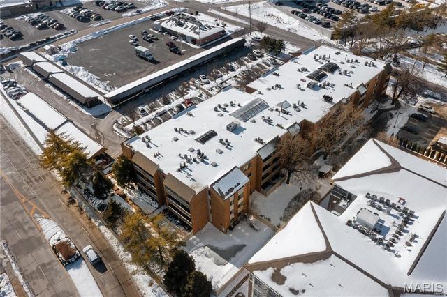 950 E. Rue De La Banque, Creve Coeur, MO 63141