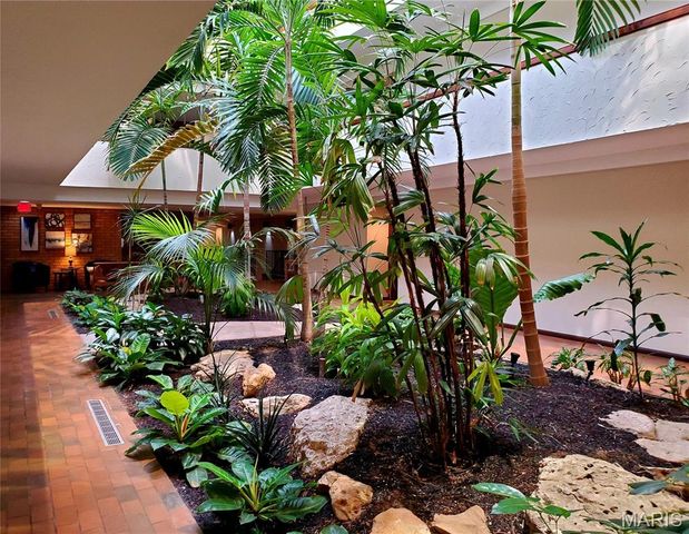 950 E. Rue De La Banque, Creve Coeur, MO 63141