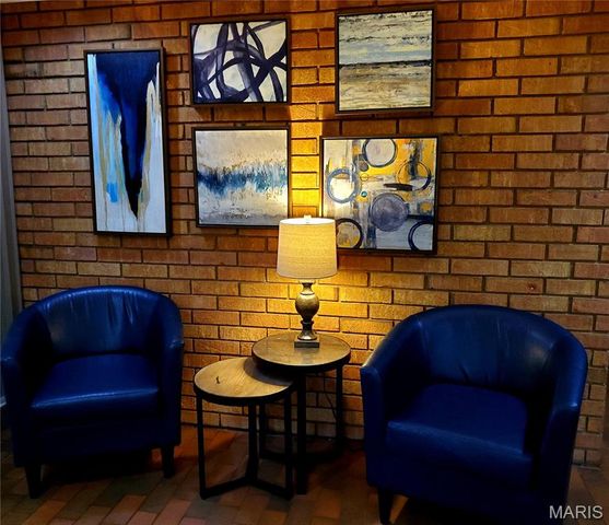 950 E. Rue De La Banque, Creve Coeur, MO 63141