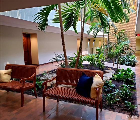 950 E. Rue De La Banque, Creve Coeur, MO 63141