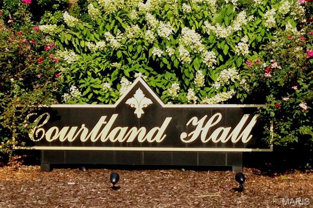 950 E. Rue De La Banque, Creve Coeur, MO 63141