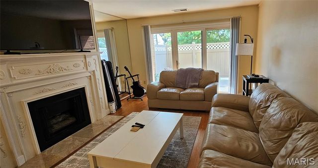 950 E. Rue De La Banque, Creve Coeur, MO 63141