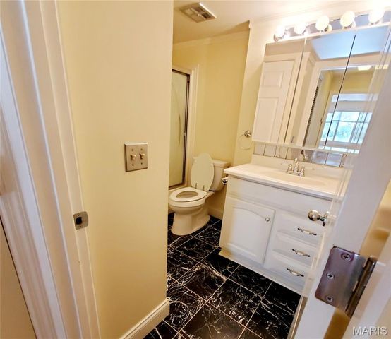 950 E. Rue De La Banque, Creve Coeur, MO 63141