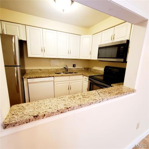 950 E. Rue De La Banque, Creve Coeur, MO 63141