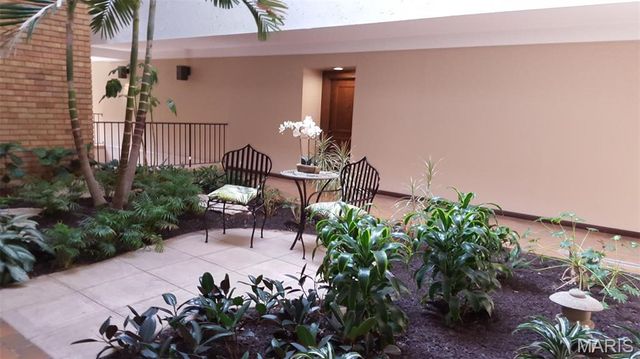 950 E. Rue De La Banque, Creve Coeur, MO 63141