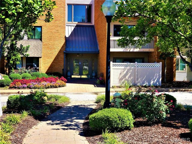 950 E. Rue De La Banque, Creve Coeur, MO 63141