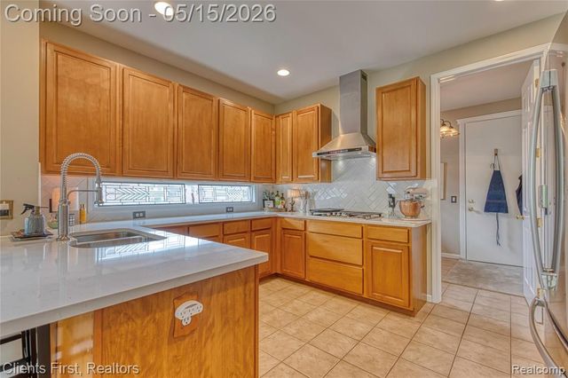 7490 Pine Vista Drive, Brighton, MI 48116