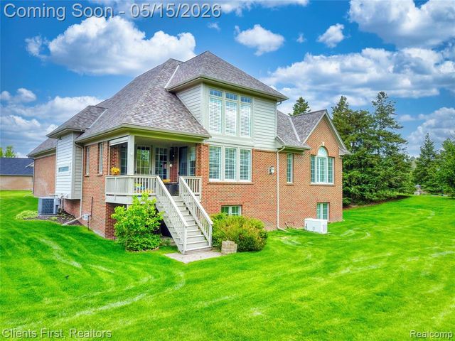 7490 Pine Vista Drive, Brighton, MI 48116