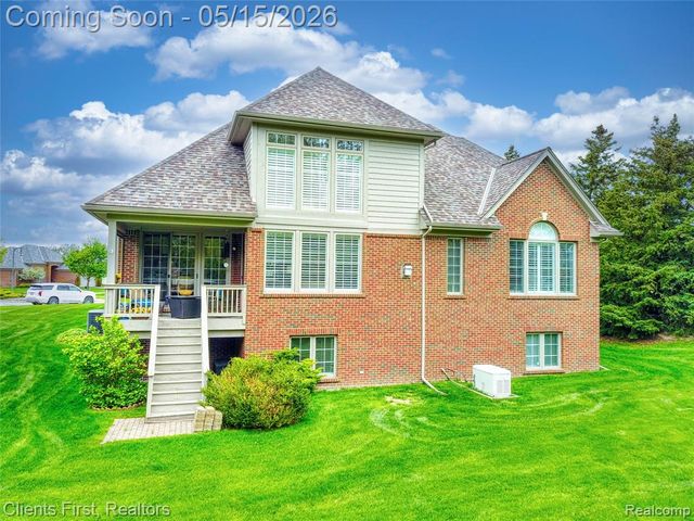 7490 Pine Vista Drive, Brighton, MI 48116