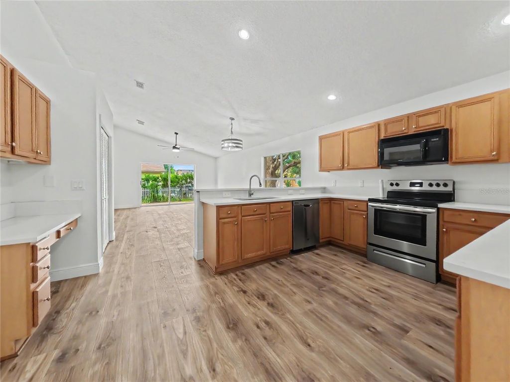 Image 14 of property listing at 544 CYPRESS TREE COURT, Orlando, FL 32825