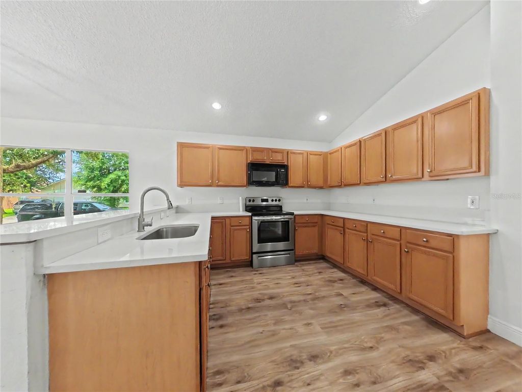 Image 15 of property listing at 544 CYPRESS TREE COURT, Orlando, FL 32825