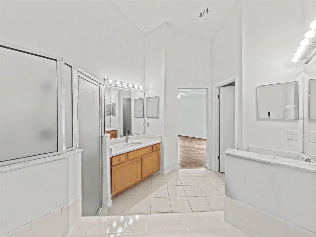 Image 20 of property listing at 544 CYPRESS TREE COURT, Orlando, FL 32825