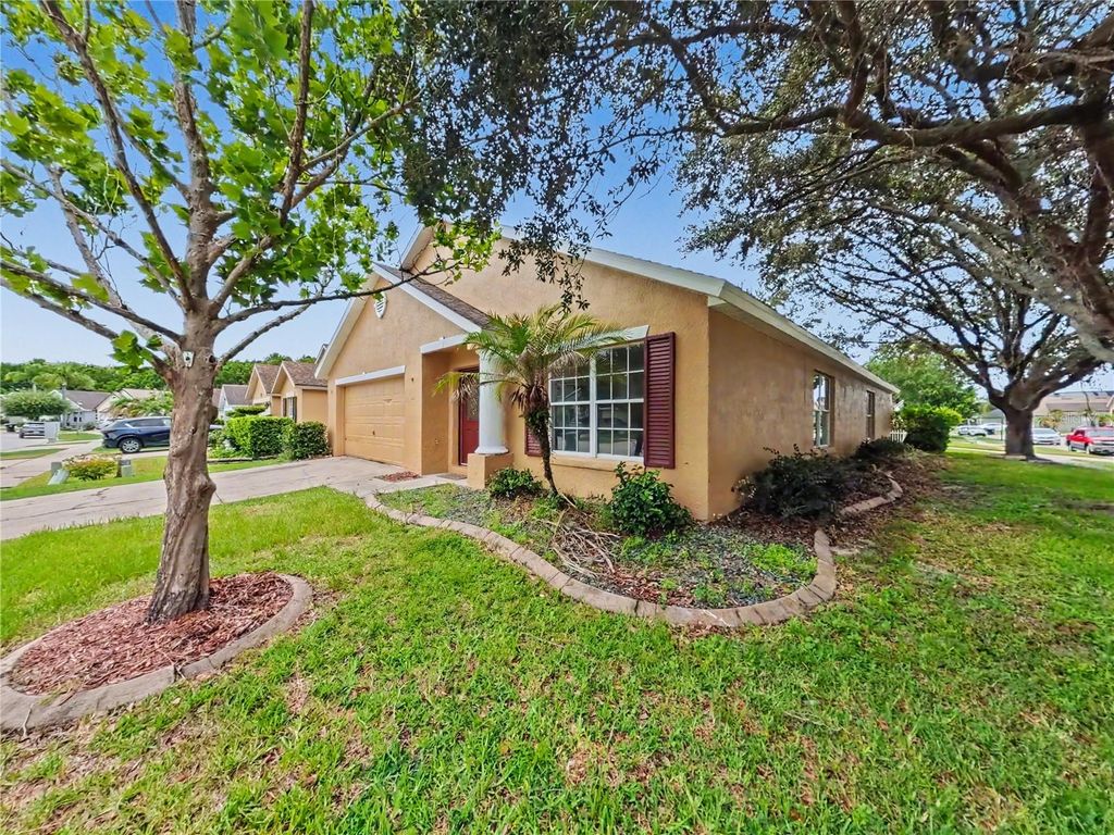 Image 4 of property listing at 544 CYPRESS TREE COURT, Orlando, FL 32825