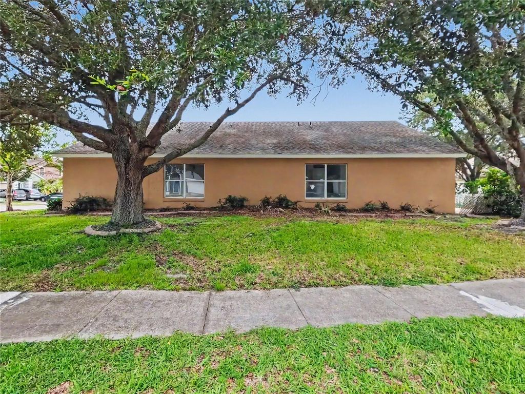 Image 5 of property listing at 544 CYPRESS TREE COURT, Orlando, FL 32825