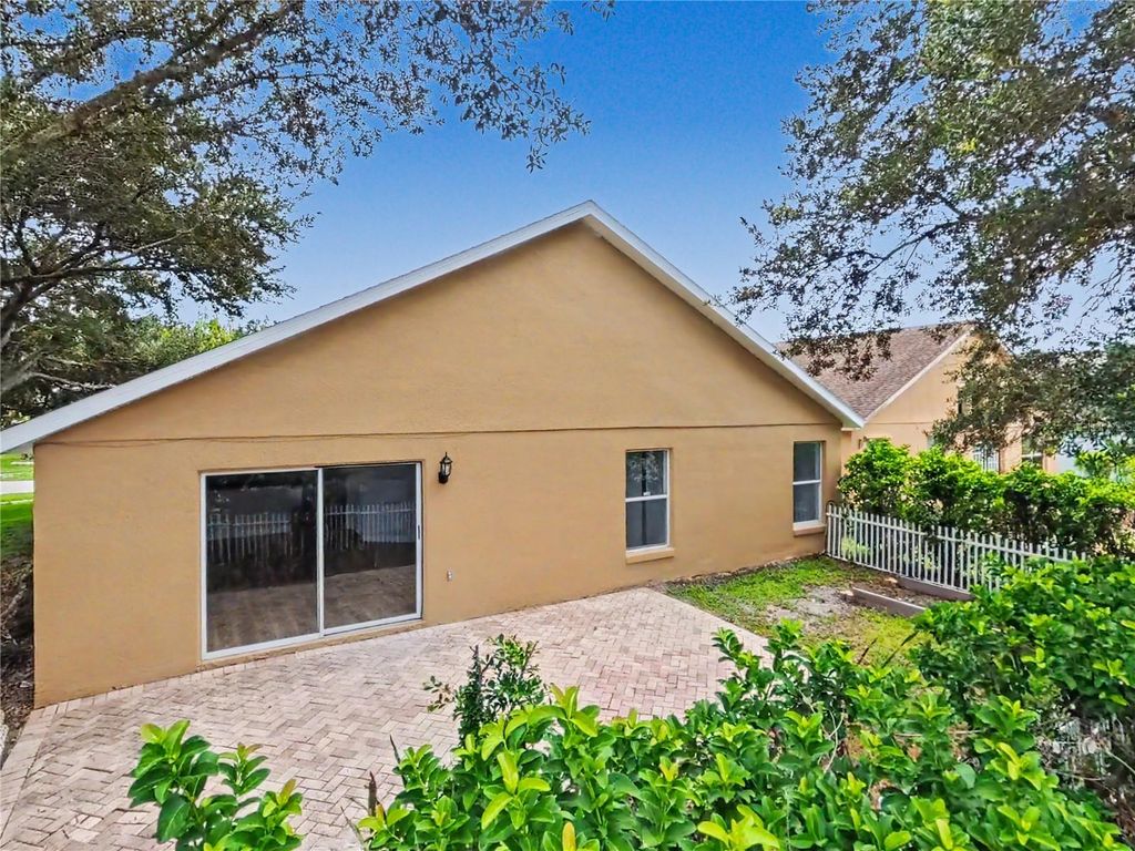 Image 6 of property listing at 544 CYPRESS TREE COURT, Orlando, FL 32825
