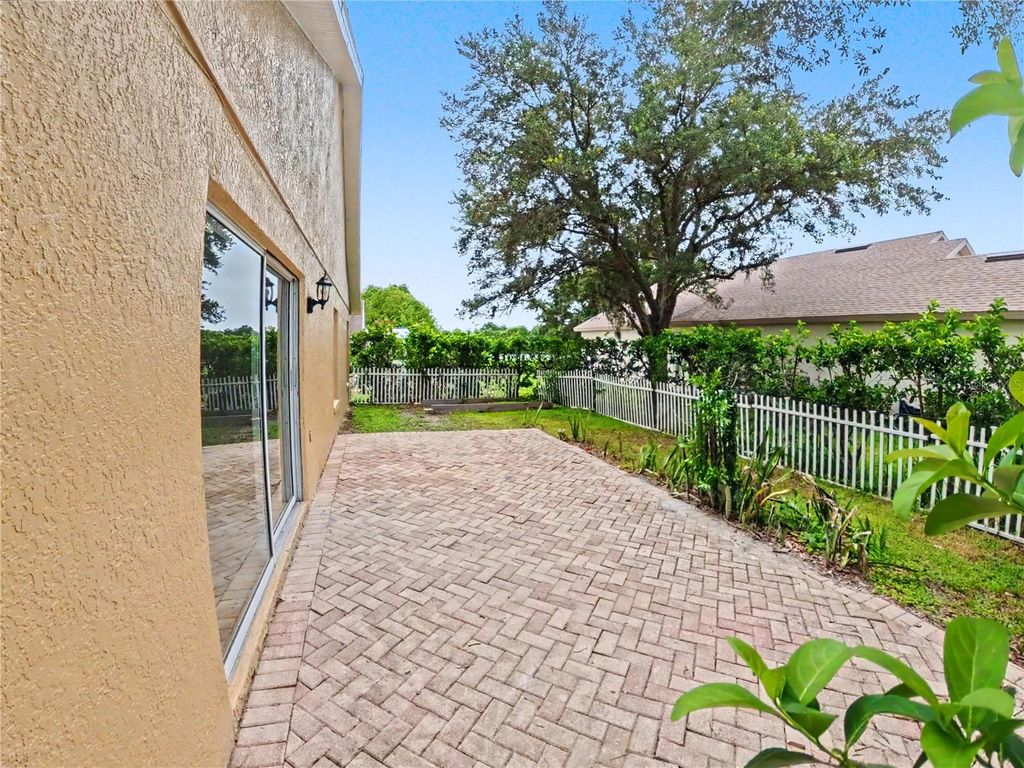 Image 7 of property listing at 544 CYPRESS TREE COURT, Orlando, FL 32825