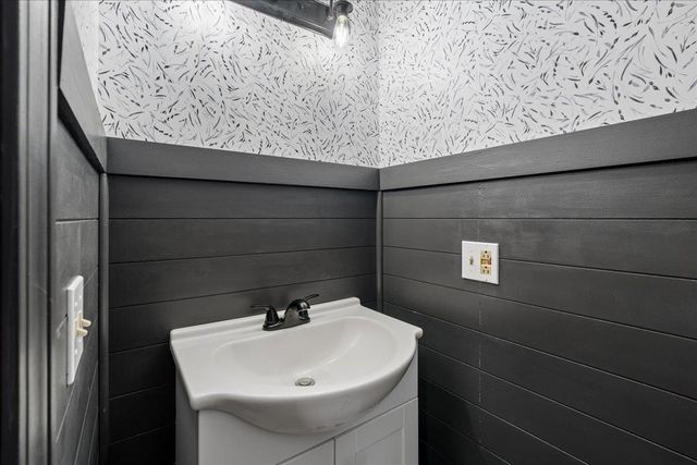 28 Dunvegan Woods Drive, Hampton, NH 03842