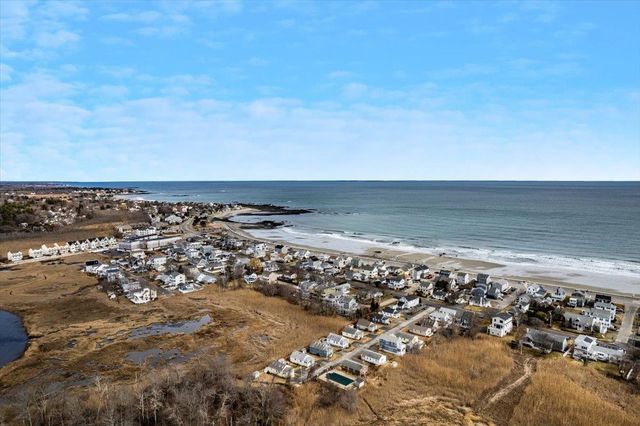 28 Dunvegan Woods Drive, Hampton, NH 03842