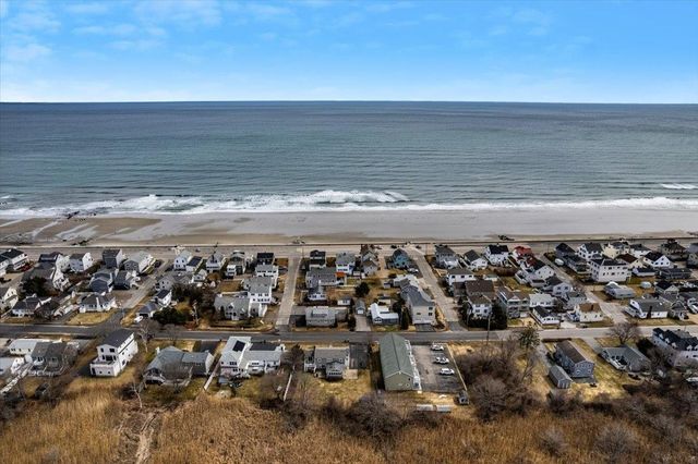 28 Dunvegan Woods Drive, Hampton, NH 03842