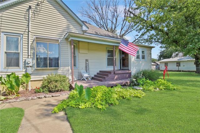 911 E 5th Street, Altamont, KS 67330