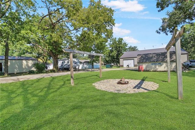 911 E 5th Street, Altamont, KS 67330