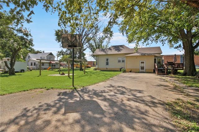 911 E 5th Street, Altamont, KS 67330