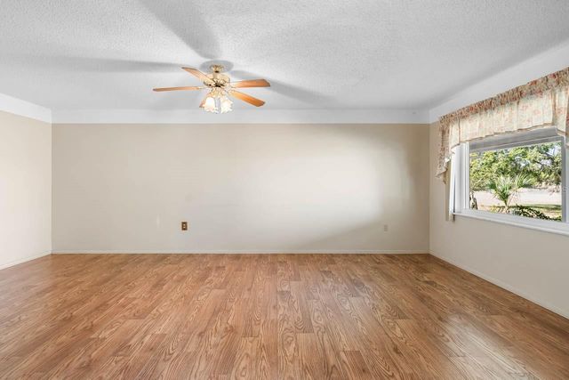 829 FOX HILLS DRIVE, Sun City Center, FL 33573