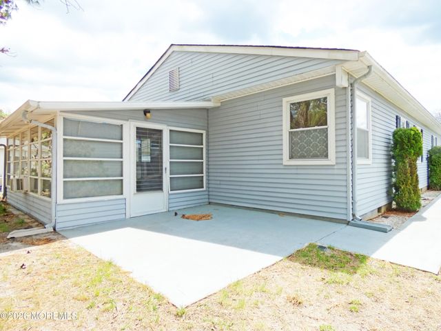 99 Selkirk Avenue, Toms River, NJ 08757