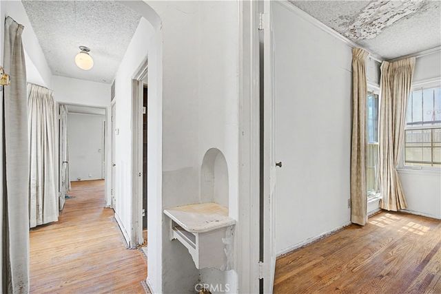 9640 La Salle, Los Angeles, CA 90047
