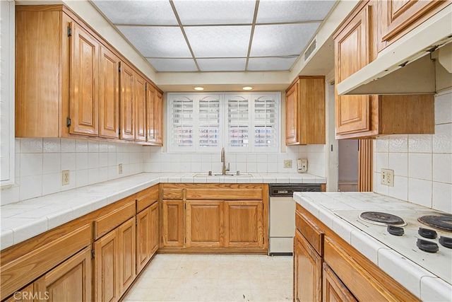 9640 La Salle, Los Angeles, CA 90047