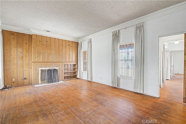 9640 La Salle, Los Angeles, CA 90047