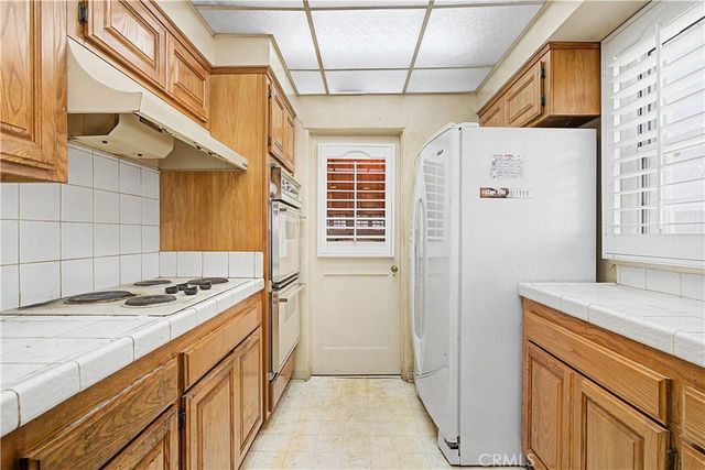 9640 La Salle, Los Angeles, CA 90047