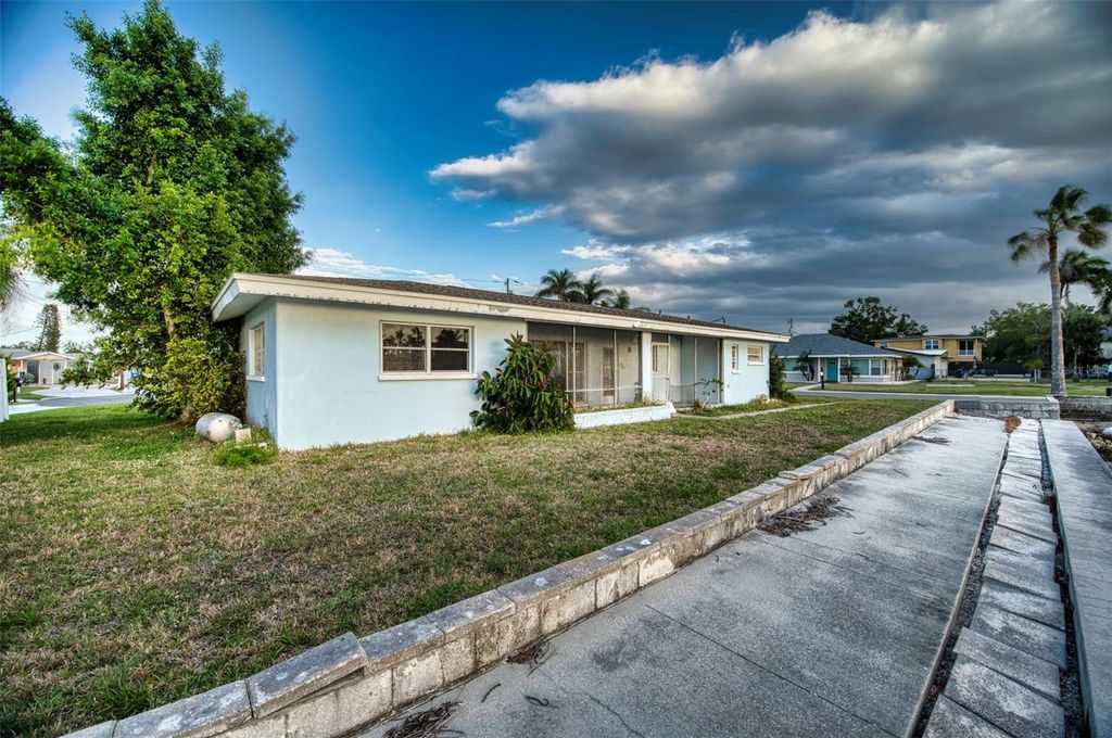 Image 17 of property listing at 210 21ST STREET NE, Bradenton, FL 34208