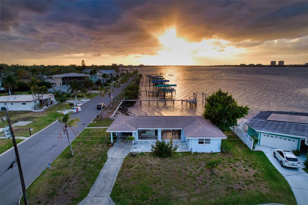 Image 19 of property listing at 210 21ST STREET NE, Bradenton, FL 34208