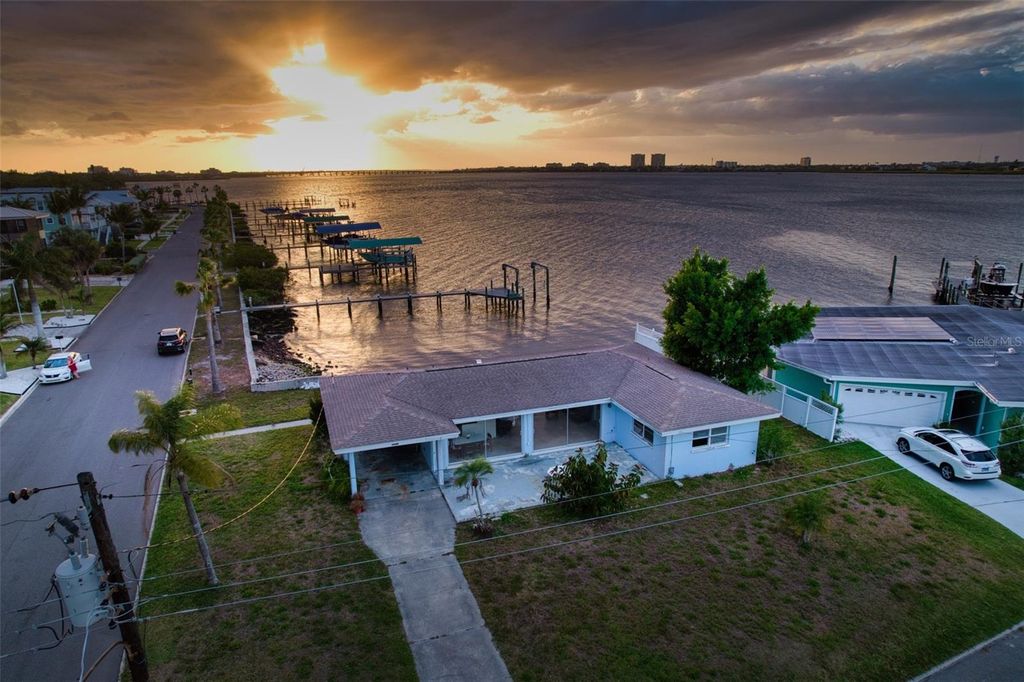 Image 6 of property listing at 210 21ST STREET NE, Bradenton, FL 34208