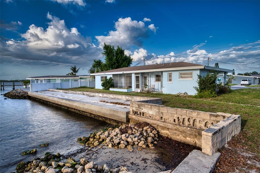 Image 7 of property listing at 210 21ST STREET NE, Bradenton, FL 34208