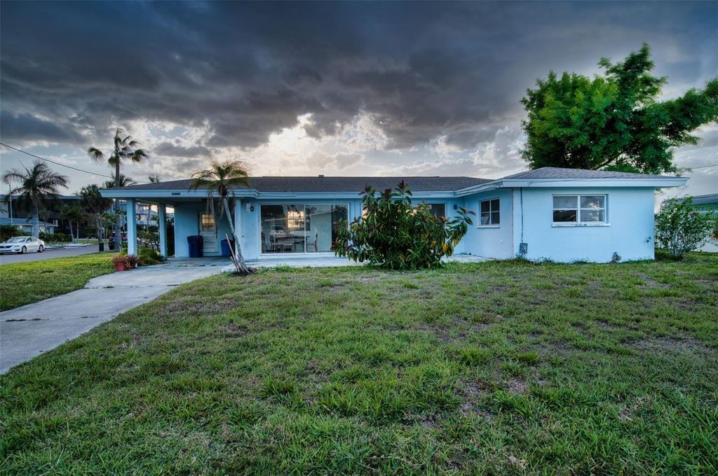 Image 8 of property listing at 210 21ST STREET NE, Bradenton, FL 34208