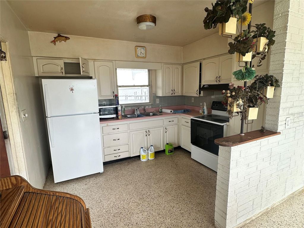 Image 9 of property listing at 210 21ST STREET NE, Bradenton, FL 34208