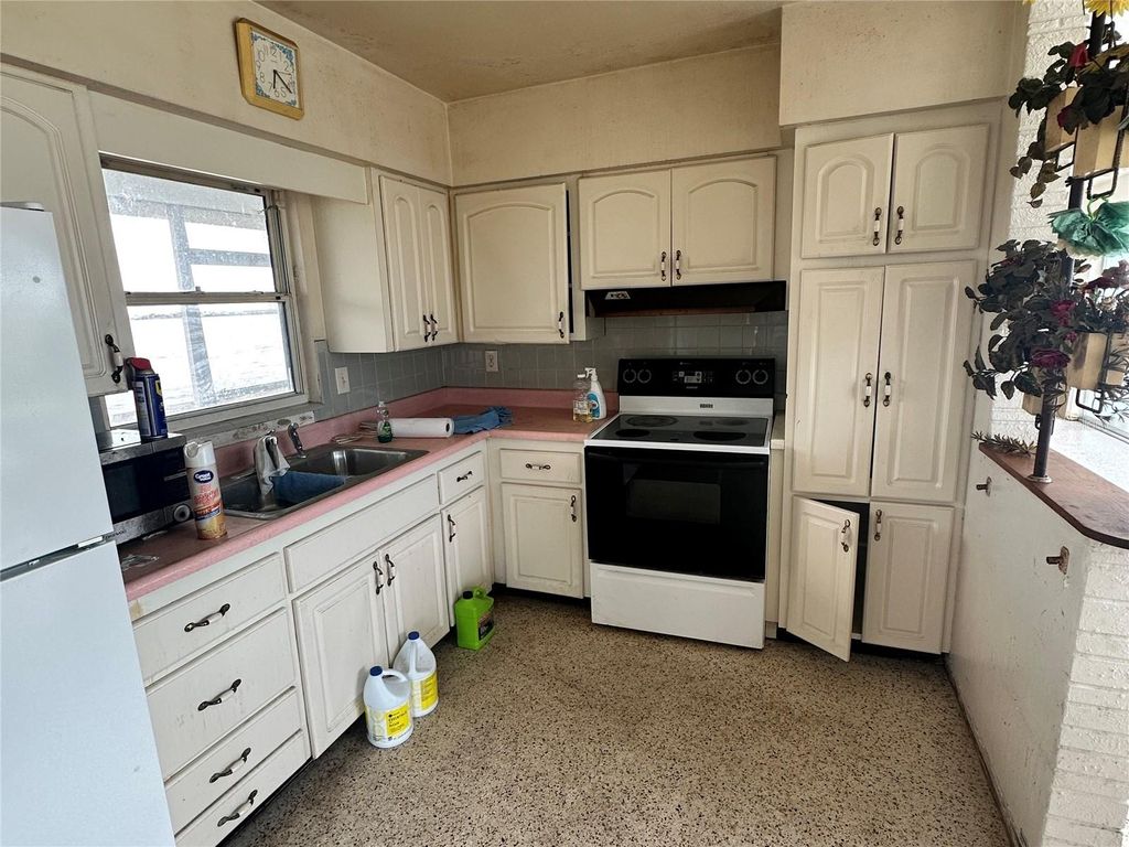 Image 10 of property listing at 210 21ST STREET NE, Bradenton, FL 34208