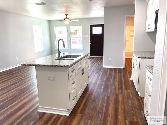 910 Dolores St, Corpus Christi, TX 78405