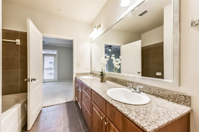 1711 Old Spanish Trail 426, Houston, TX 77054