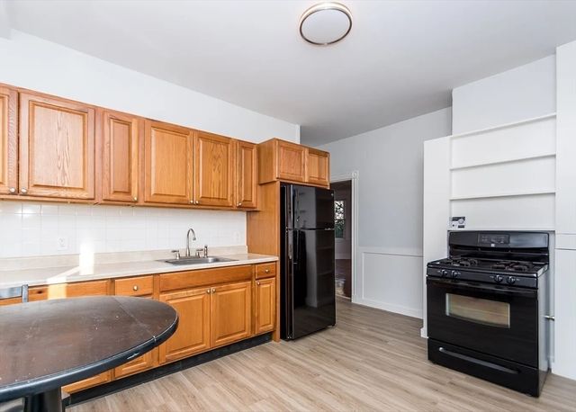 32 Warwick Rd 2, Newton, MA 02465