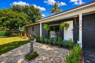 300 NW 28th St, Wilton Manors, FL 33311