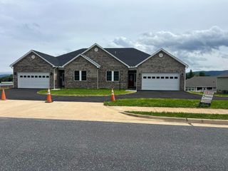 79 MERIWETHER CIR, Stuarts Draft, VA 24477