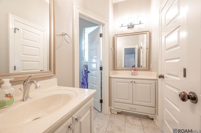 9327 Villa Crossing Dr, Greenwell Springs, LA 70739